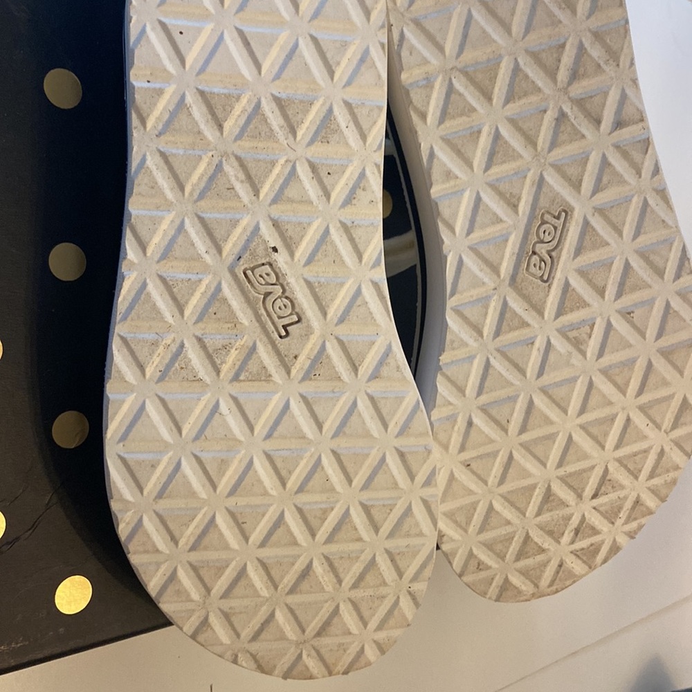 White with black band platform Teva sandals sz9 - Picture 4 of 4